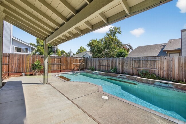 Building Photo - Beautiful 3-Bedroom Home with Pool in Elk ...