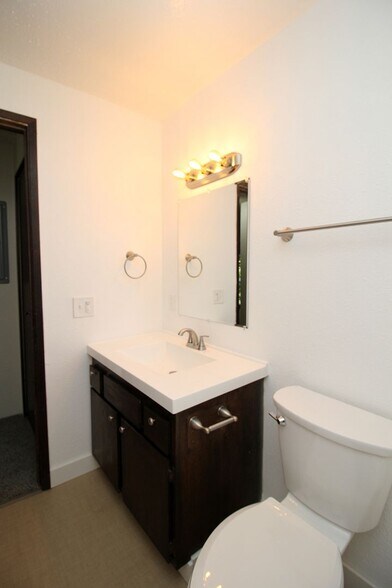 Building Photo - 5704 SW Beaverton Hillsdale Hwy