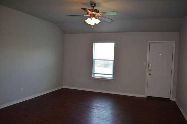 Building Photo - 2002Tru