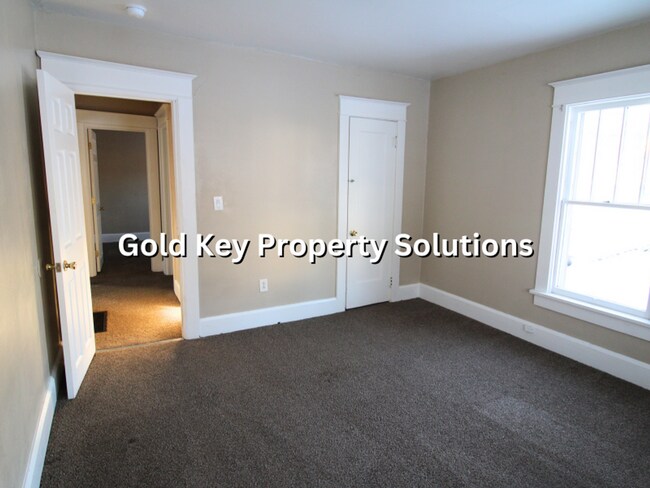 Building Photo - 2 BR 1 BA House with Dining Room and Basement SECTION 8 APPROVED