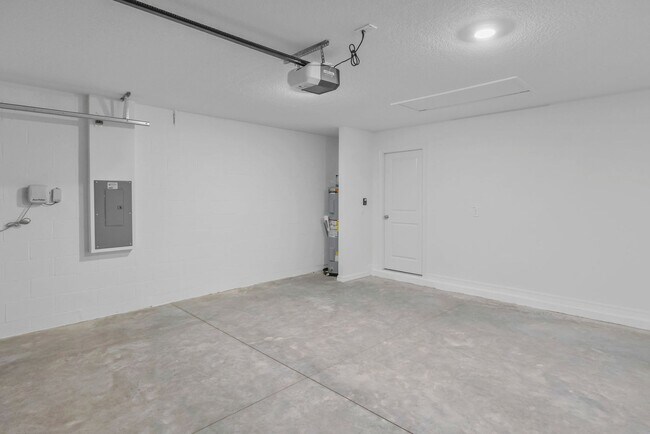 Building Photo - 2155 Lone Oak Ln