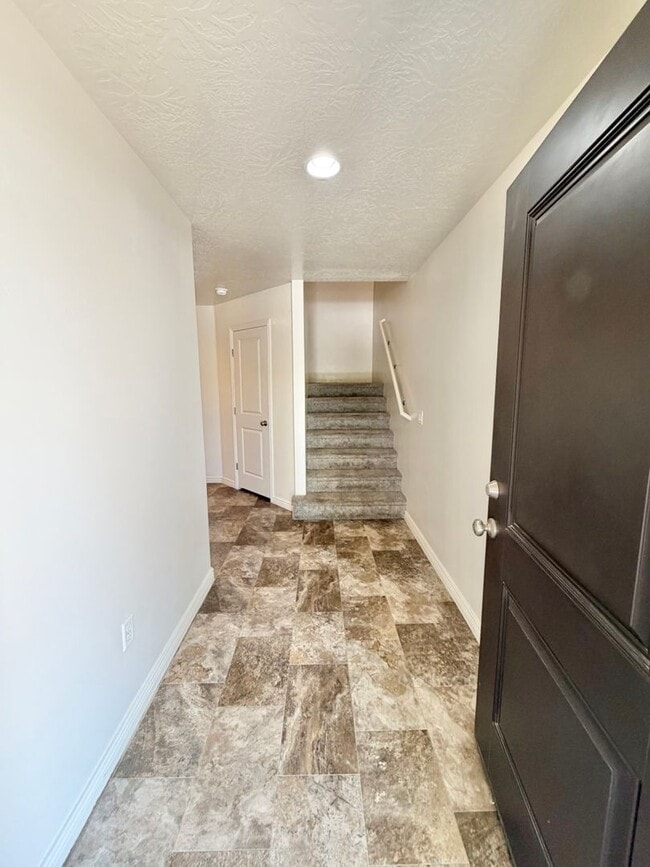 Building Photo - Town home in Little Valley Area. End Unit!!