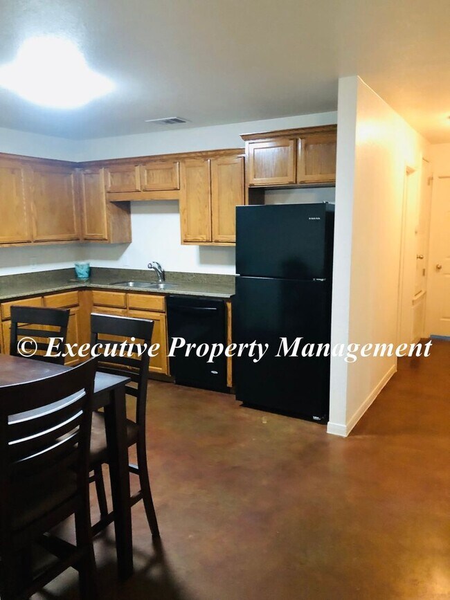 Building Photo - 1208 Westview Dr