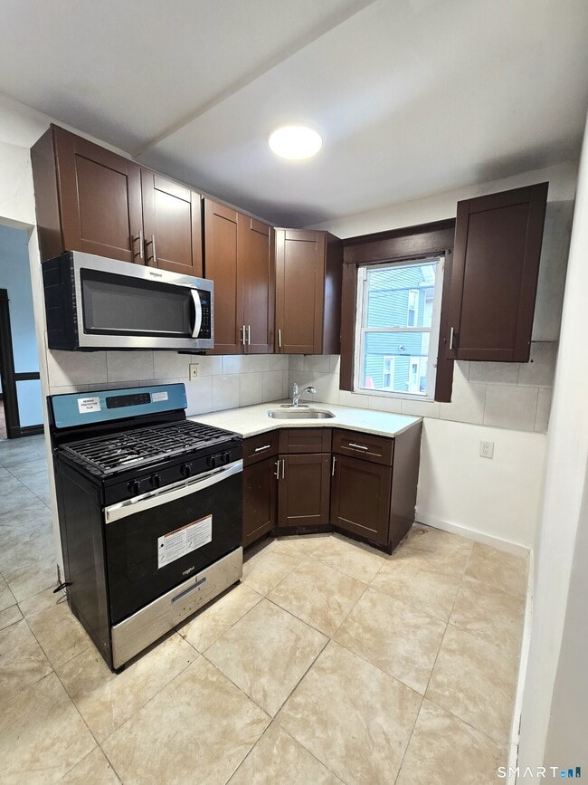 Building Photo - 203 Cooke St