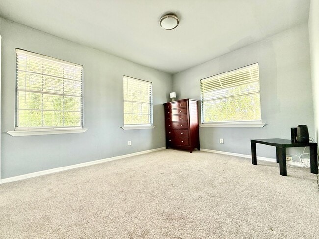 Building Photo - Effortless & comfortable 2Beds/1.5Bath tow...