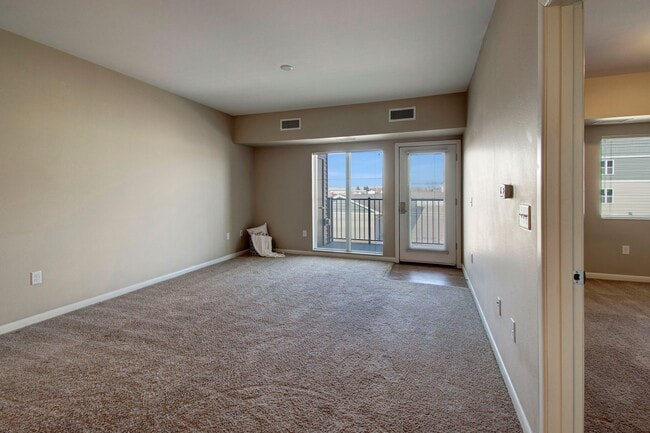 Dakota Commons Living Room - Dakota Commons Apartment Homes