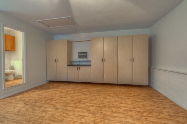Building Photo - AVAILABLE AUGUST: Gorgeous, Remodeled 4 bed / 3 bath Hyde Park Area Home