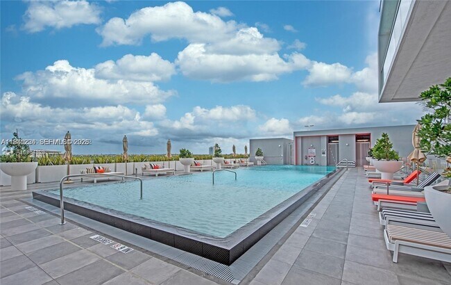 Building Photo - 2000 Metropica Wy