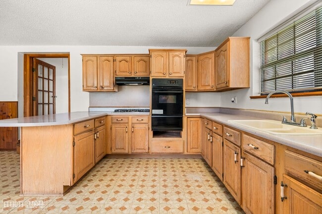Building Photo - Check Out this 2 bed 1 bath in Alexandria