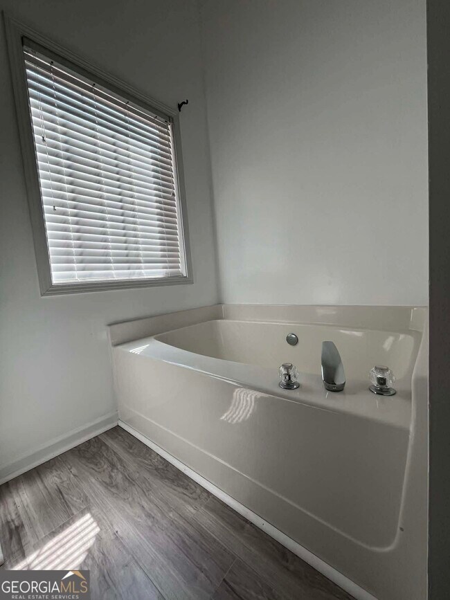 Building Photo - 2400 Miller Oaks Cir