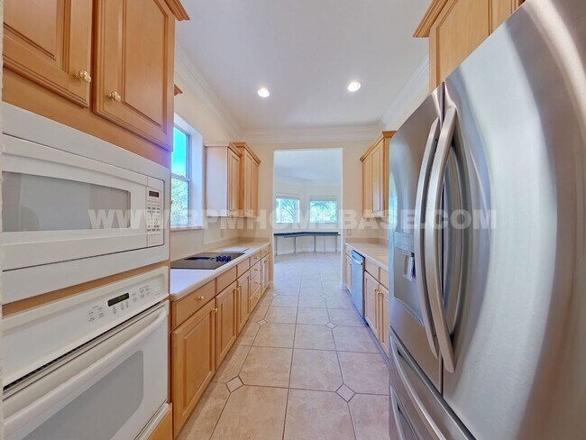 Building Photo - Elegant 2-Bedroom Home with Bonus Flexible...