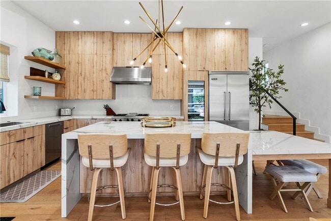 Building Photo - 520 Iris Ave