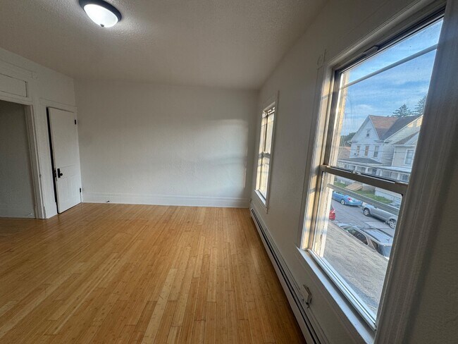 Building Photo - 303-303 E Beech St