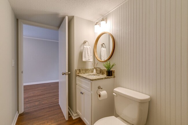 Building Photo - Columbia, TN Two Bedroom Duplex at 1027 Ch...