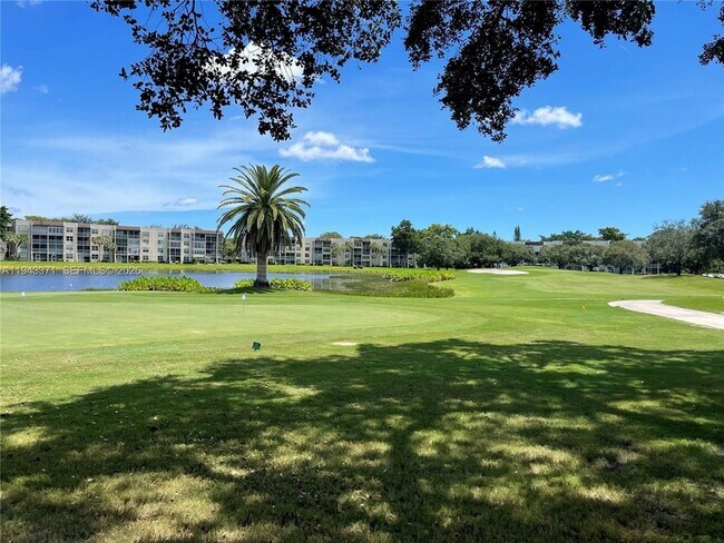 Building Photo - 1831 Sabal Palm Dr