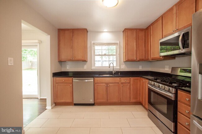 Building Photo - 2533 Hillsman St