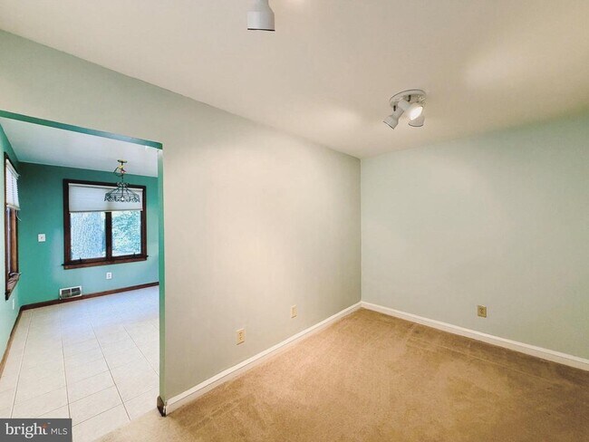Building Photo - 907 Heron Dr