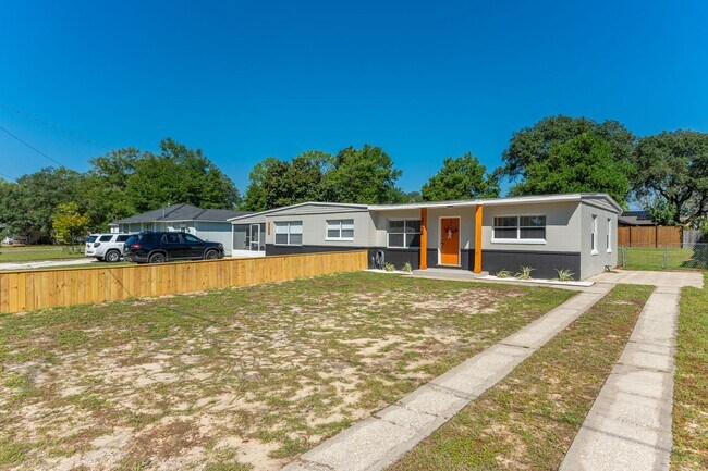 Building Photo - Updated Duplex with Large Yard!