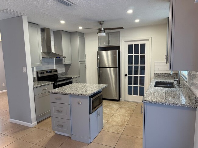Building Photo - Cute Updated Home