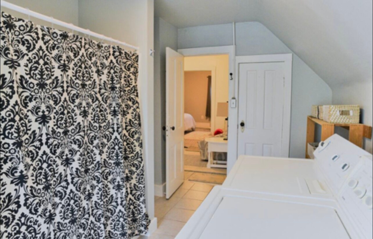 Laundry - 212 Circular St