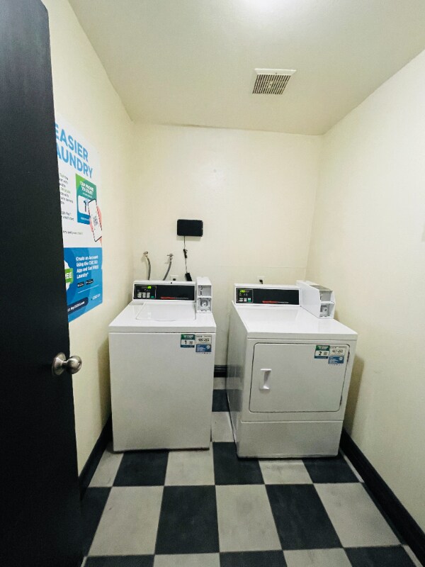 Building Photo - 7044 Hawthorn Ave