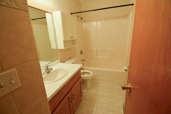 Building Photo - Bright 4 Bed, 2 Bath Home For Rent — Available Now!