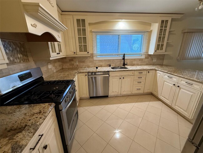 Building Photo - 357 Whittier Ave