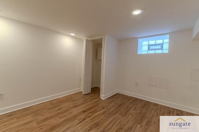 Building Photo - 142 N Ellwood Ave