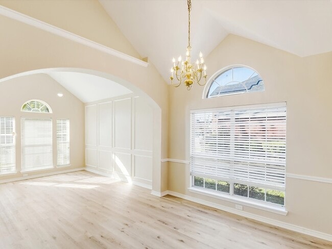 Building Photo - 1622 Stratford Dr