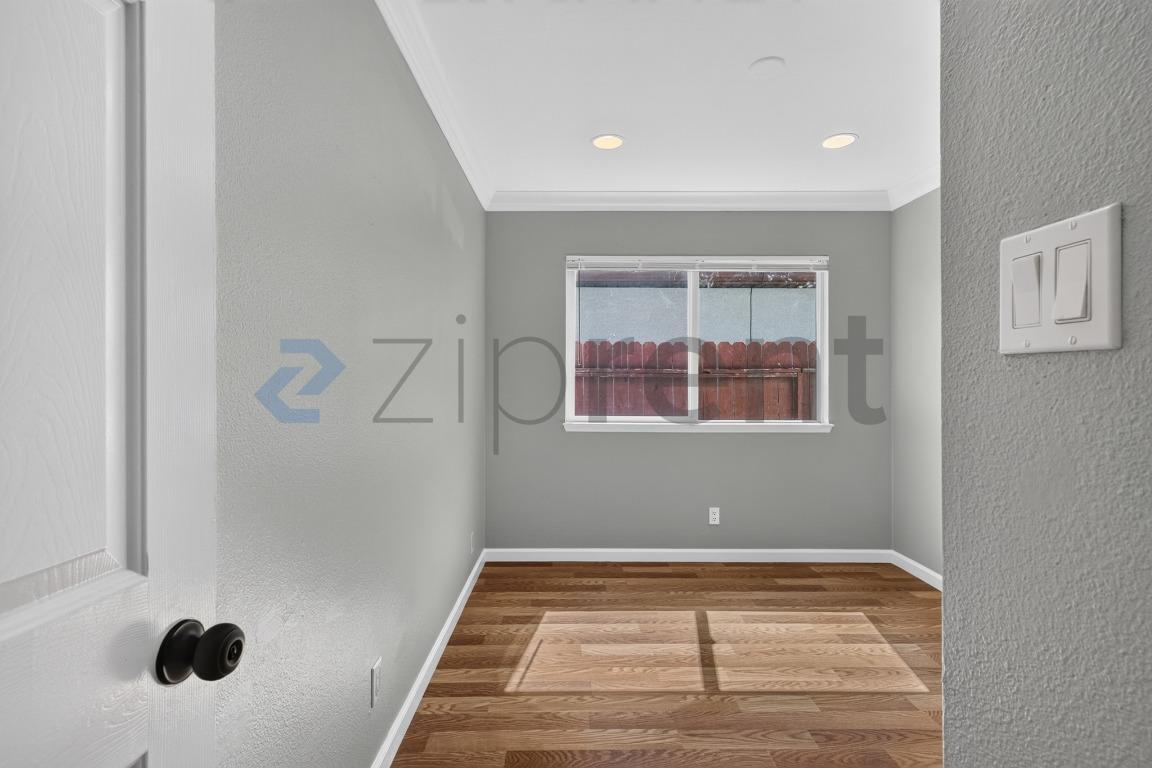 Building Photo - Unit