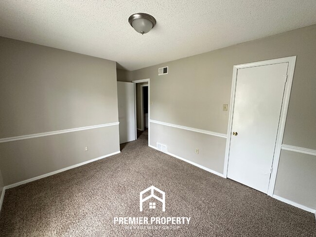 Building Photo - Charming 3BR/2BA in Country Brook | Vaulted Ceilings, Fireplace & Fenced Yard
