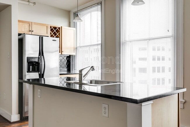 Building Photo - 1321 1/2 E Main St