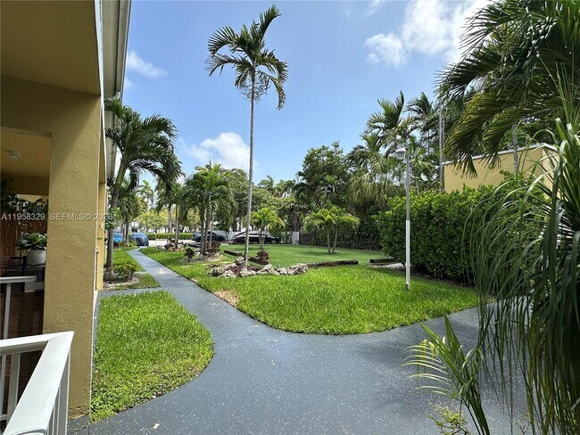 Building Photo - 2536 Van Buren St