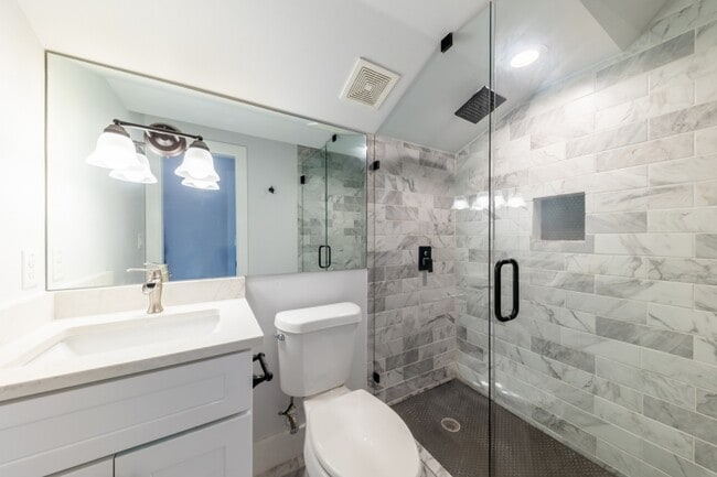 Building Photo - 2014 E 9th St