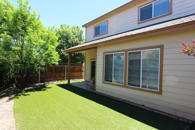 Building Photo - Spacious Bellemont Townhome | 3 Bedrooms + Private Fenced Yard