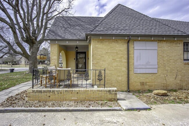 Building Photo - 717 NW 42nd St