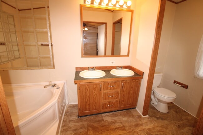 Building Photo - 121 Turtle Cove Dr