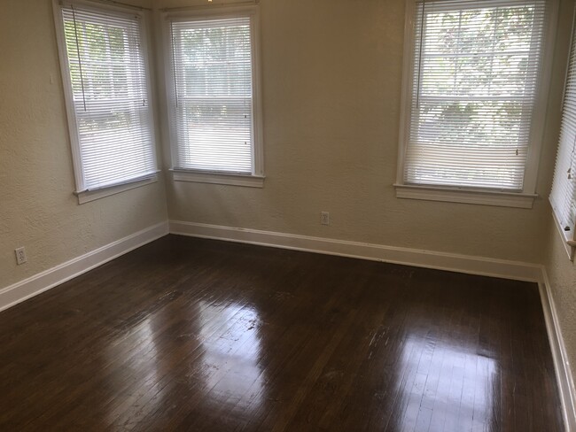 Bedroom at rear of apartment - 826 N Thornton Ave