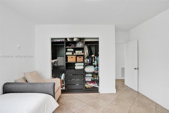 Building Photo - 2025 Alamanda Dr