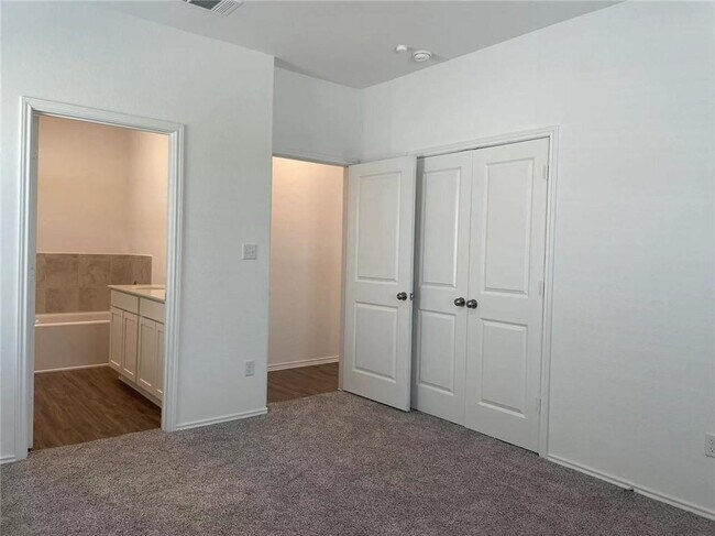 Building Photo - 1424 Linwood St