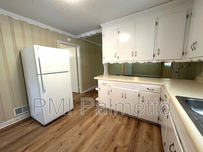 Building Photo - 529 Skyland Dr