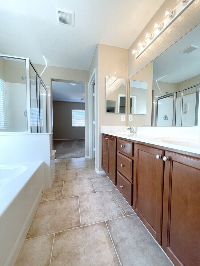 Building Photo - Spacious Living, Granite Counters, Great Location!