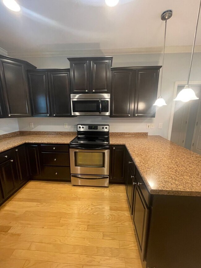 Building Photo - Charming 2 Bed, 2 Bath Home with Garage