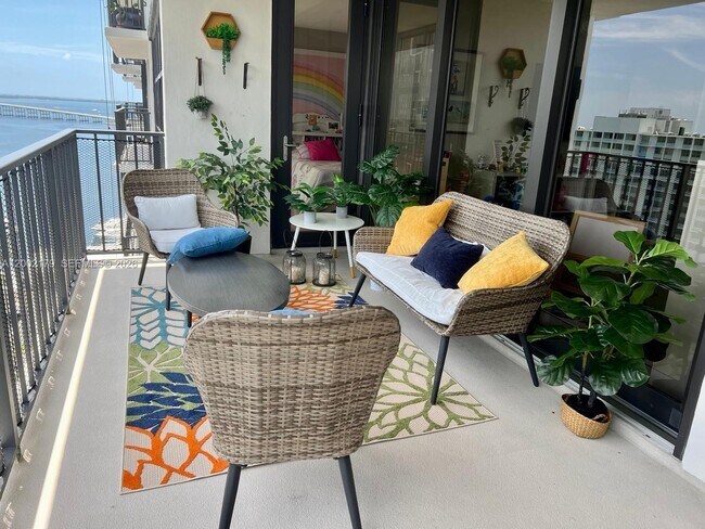 Building Photo - 1901 Brickell Ave