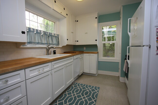 Kitchen with gas range - 1544 Southeast Tolman Street