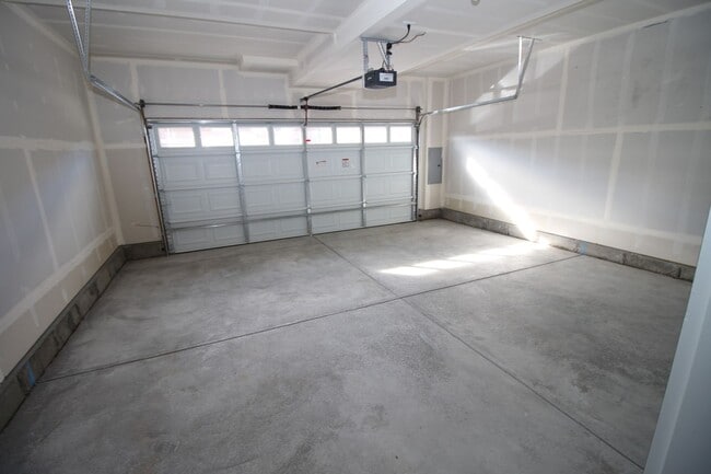 Building Photo - Brand New Townhome