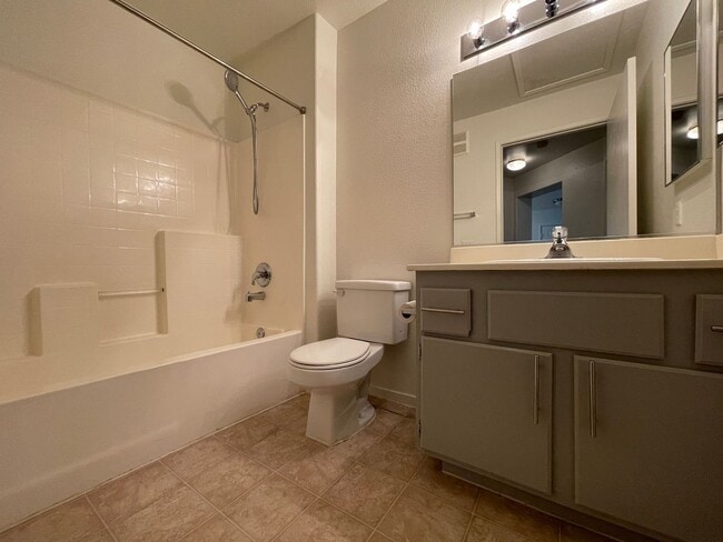 Building Photo - 2 BED 2 BATH CONDO IN GATED COMMUNITY!