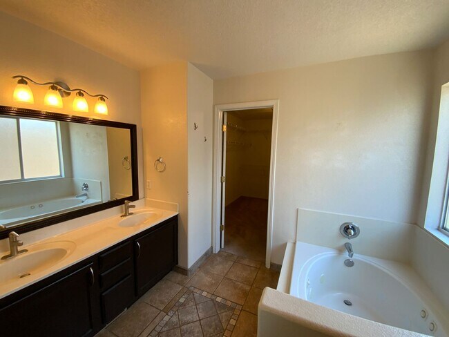 Building Photo - 4 Bedroom Home Available Near Golf Course ...