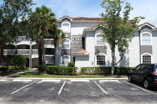 Building Photo - 2-bedroom, 2-bathroom Condo in gated commu...