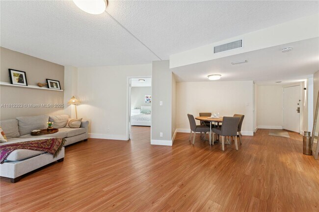 Building Photo - 3101 N Country Club Dr